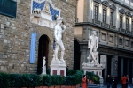 Вход в Палаццо Веккьо со статуей Давида. Справа - Галерея