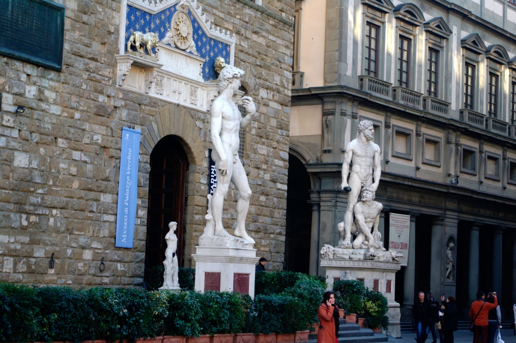 Вход в Палаццо Веккьо со статуей Давида. Справа