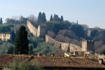 Старая крепостная стена на левом берегу Арно