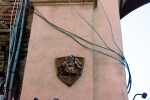 Границы районов Сиены (контрад) обозначены символами на домах. В данном