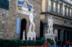 Вход в Палаццо Веккьо со статуей Давида. Справа - Галерея Уффици.